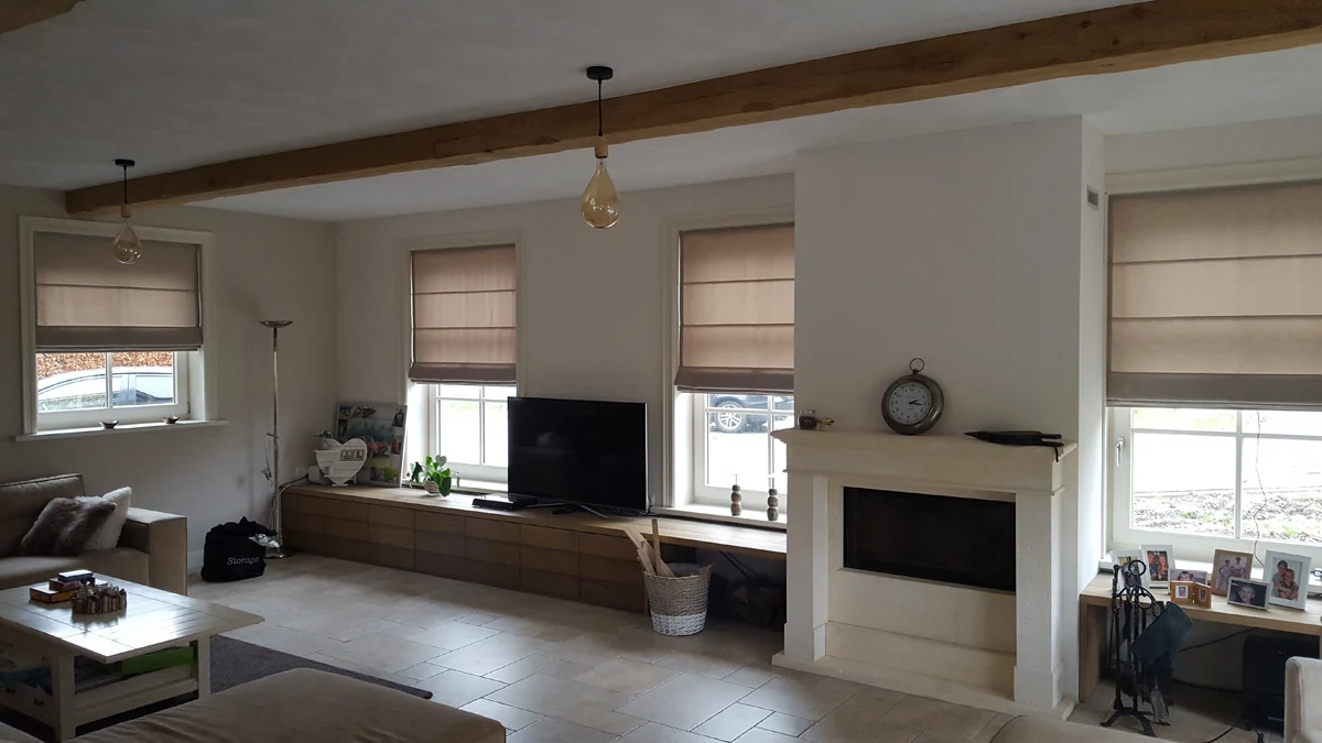 Maatwerk vouwgordijnen in een sfeervol interieur