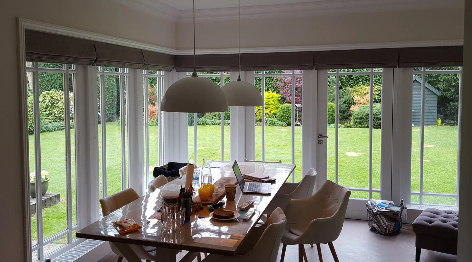 Meerdere vouwgordijnen naast elkaar in een interieur