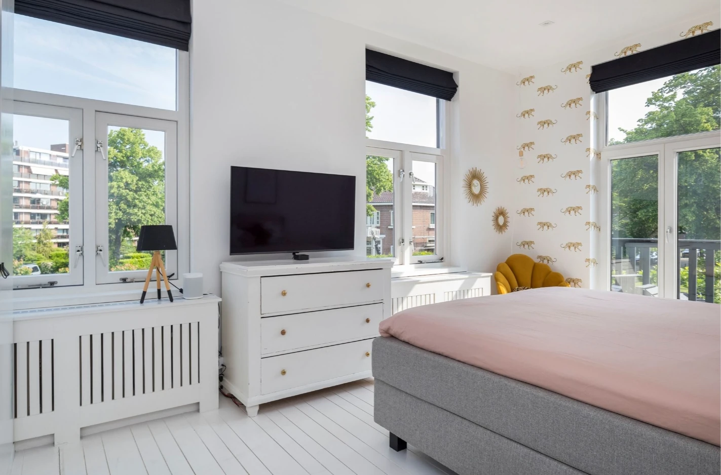 Verduisterende vouwgordijnen in een moderne slaapkamer