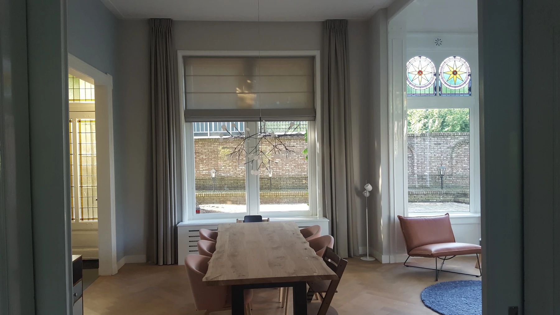 Vouwgordijnen met een natuurlijke stofstructuur