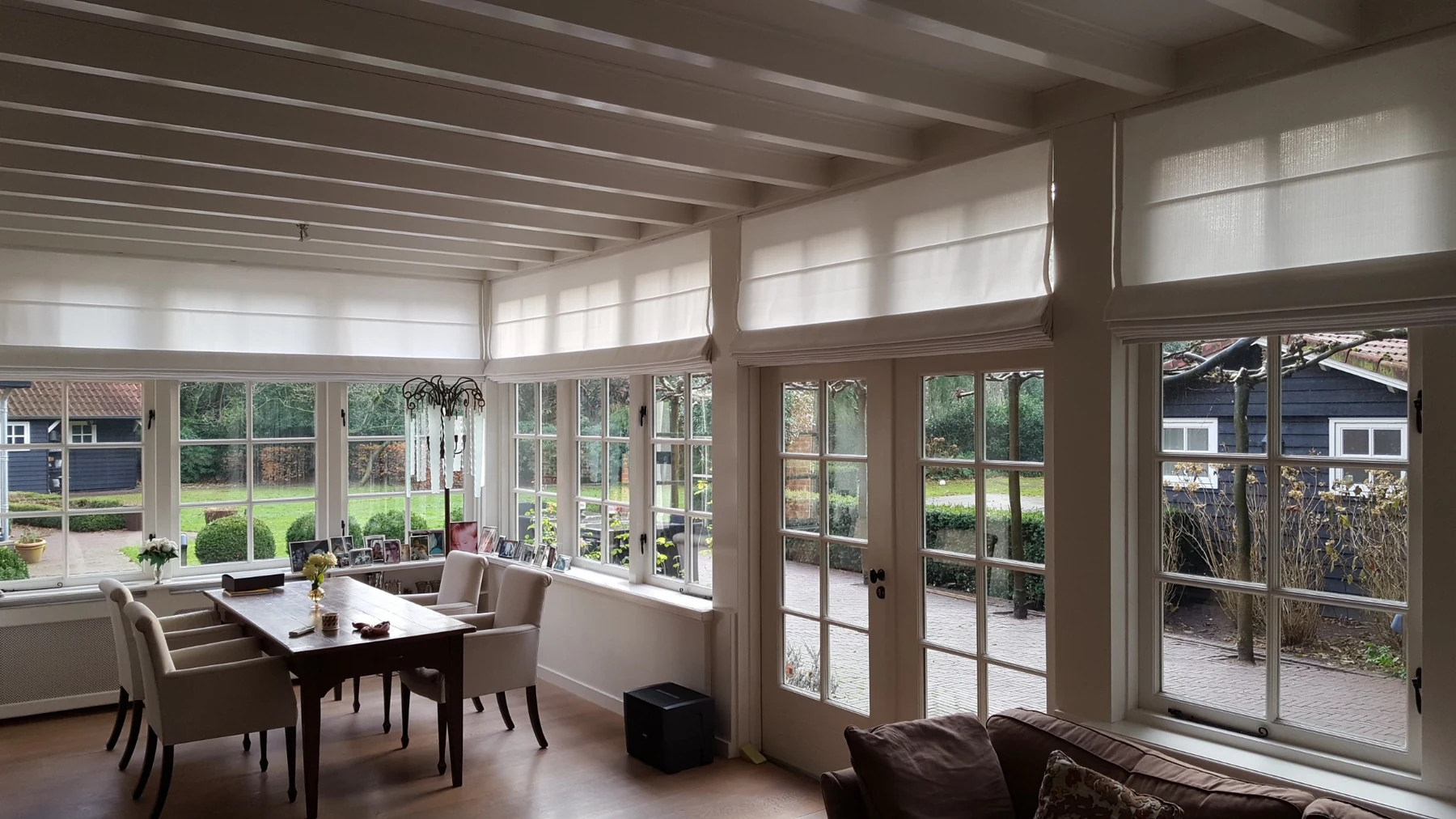 Lichtdoorlatende vouwgordijnen in een modern interieur
