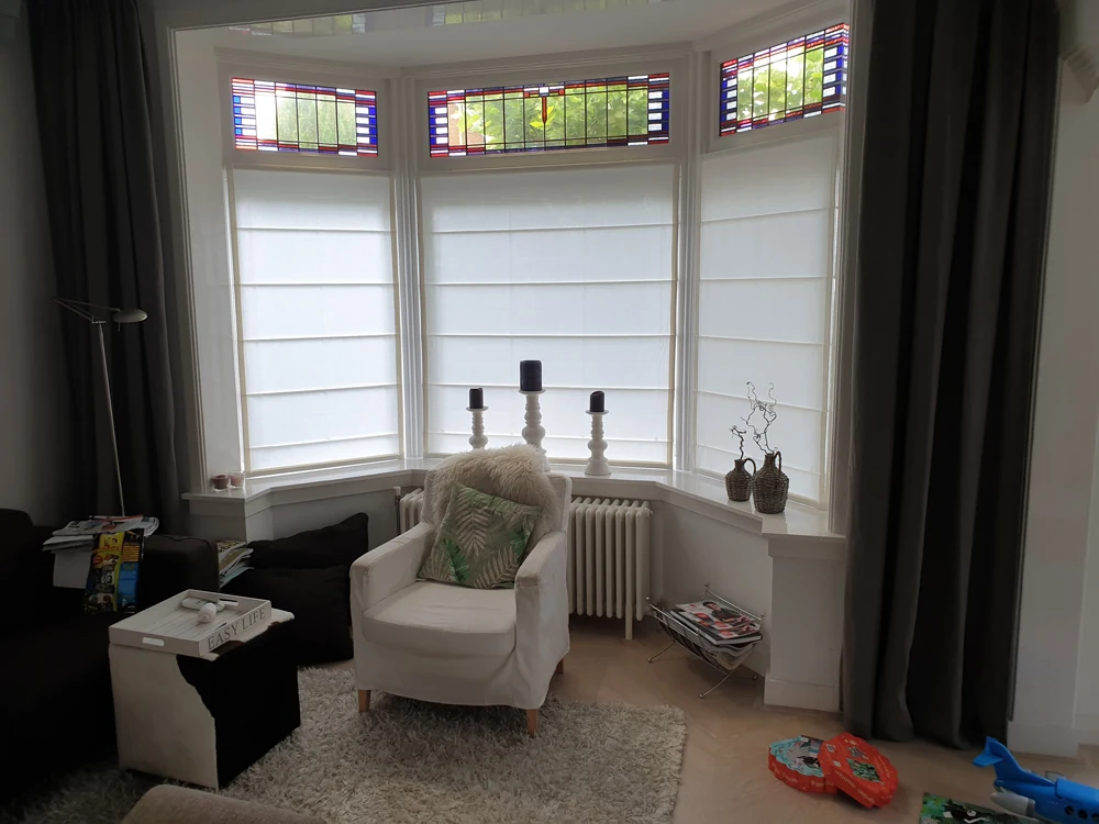 Vouwgordijnen in een verzorgd interieur