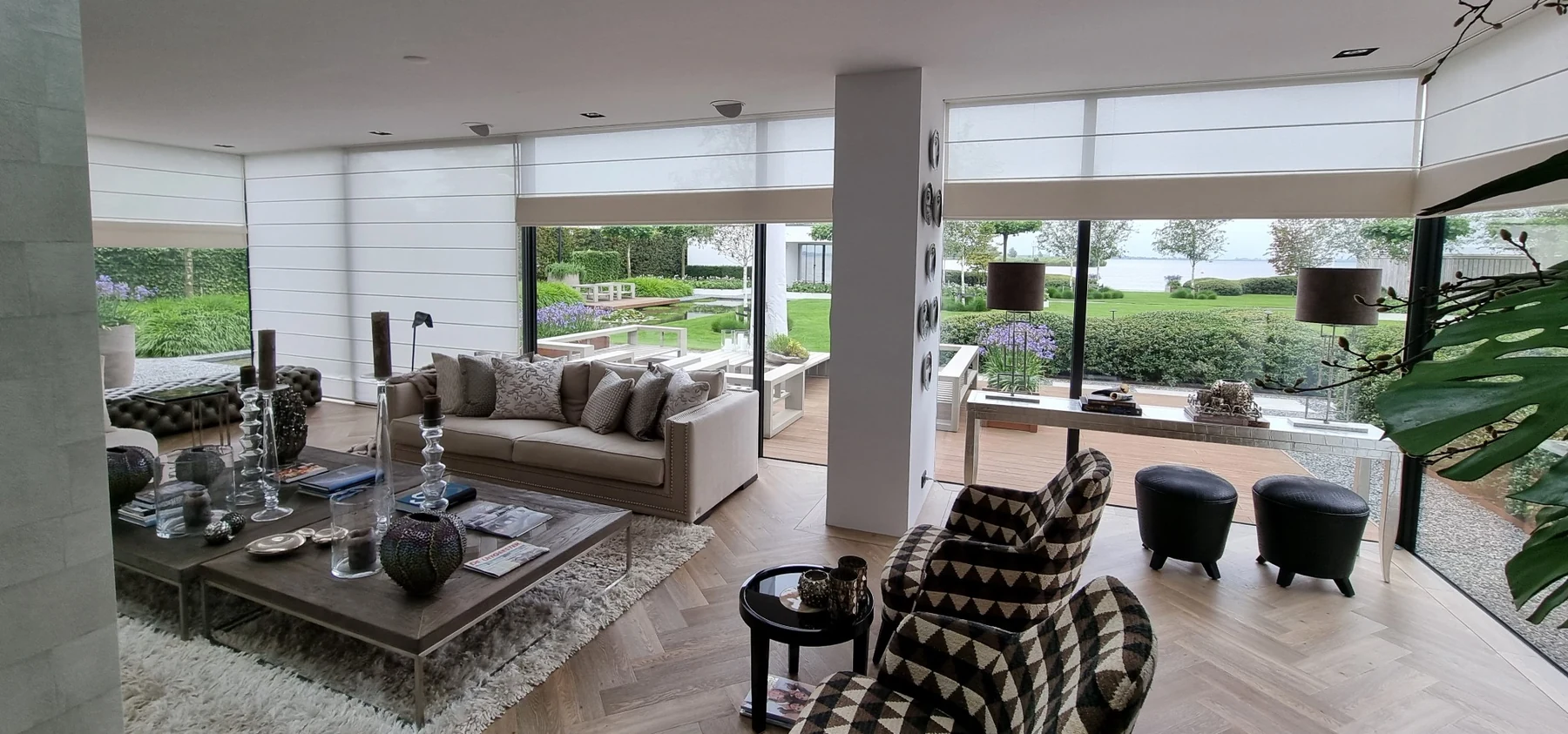 Vouwgordijnen op maat in een licht interieur