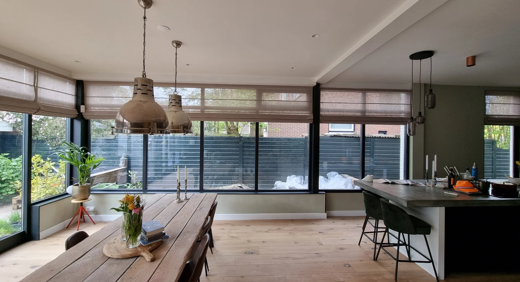 Vouwgordijnen in een lichte woonkamer