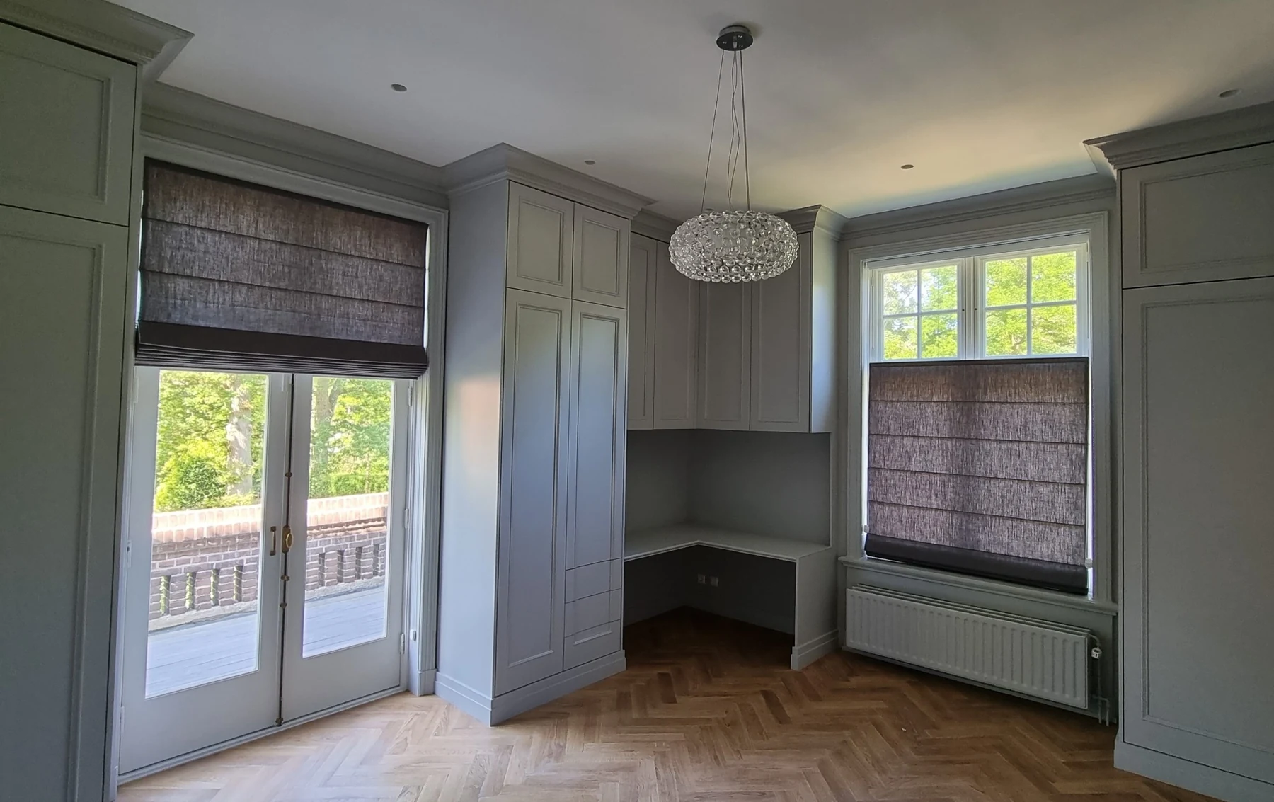 Taupekleurige vouwgordijnen in een klassiek interieur
